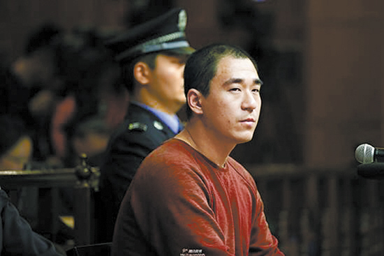 张默出庭,面容憔悴