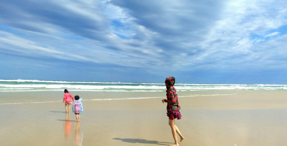 陆毅鲍蕾一家澳洲游 晒沙滩照全是大长腿(图)