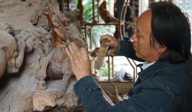 中国梦·大国工匠篇｜根雕大师彭勇对艺术坚守40余年：根的精神是我的信仰