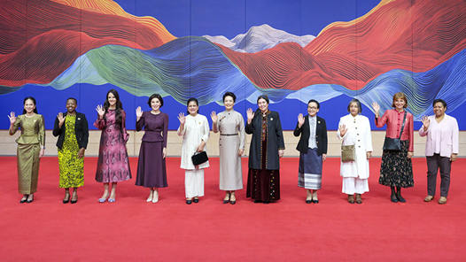 彭丽媛同出席第三届“一带一路”国际合作高峰论坛外方领导人夫人参观中国工艺美术馆