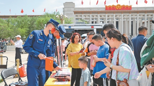 天安门广场随处可见“蓝朋友”：指路寻人 劝导游客 宣传消防